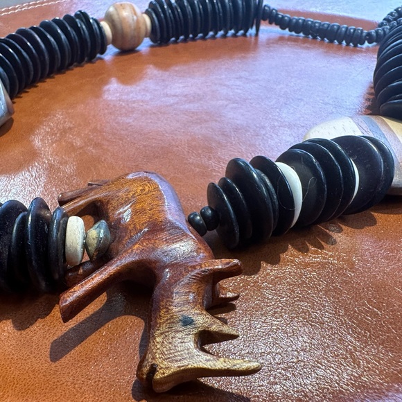 Very unique hand carved wood necklace from Kenya - Picture 8 of 13